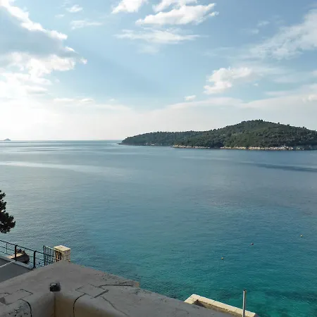 Luxury Beachfront Banje شقة *