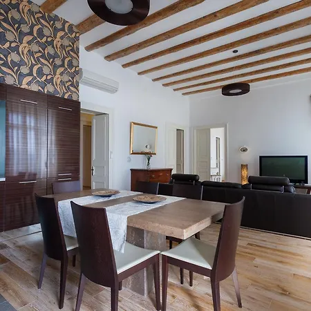 Luxury Beachfront Banje Apartamento